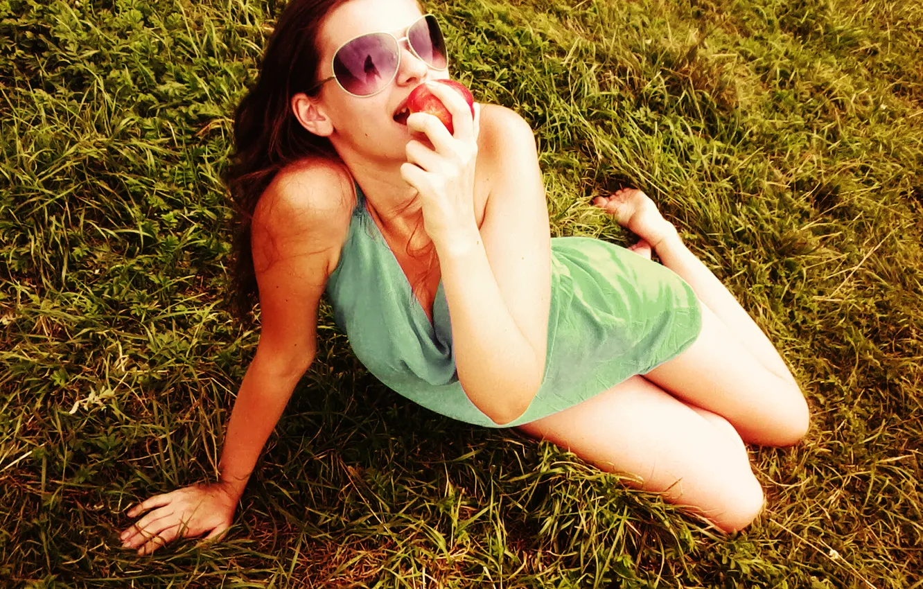 Фото обои трава, девушка, свет, очки, персик