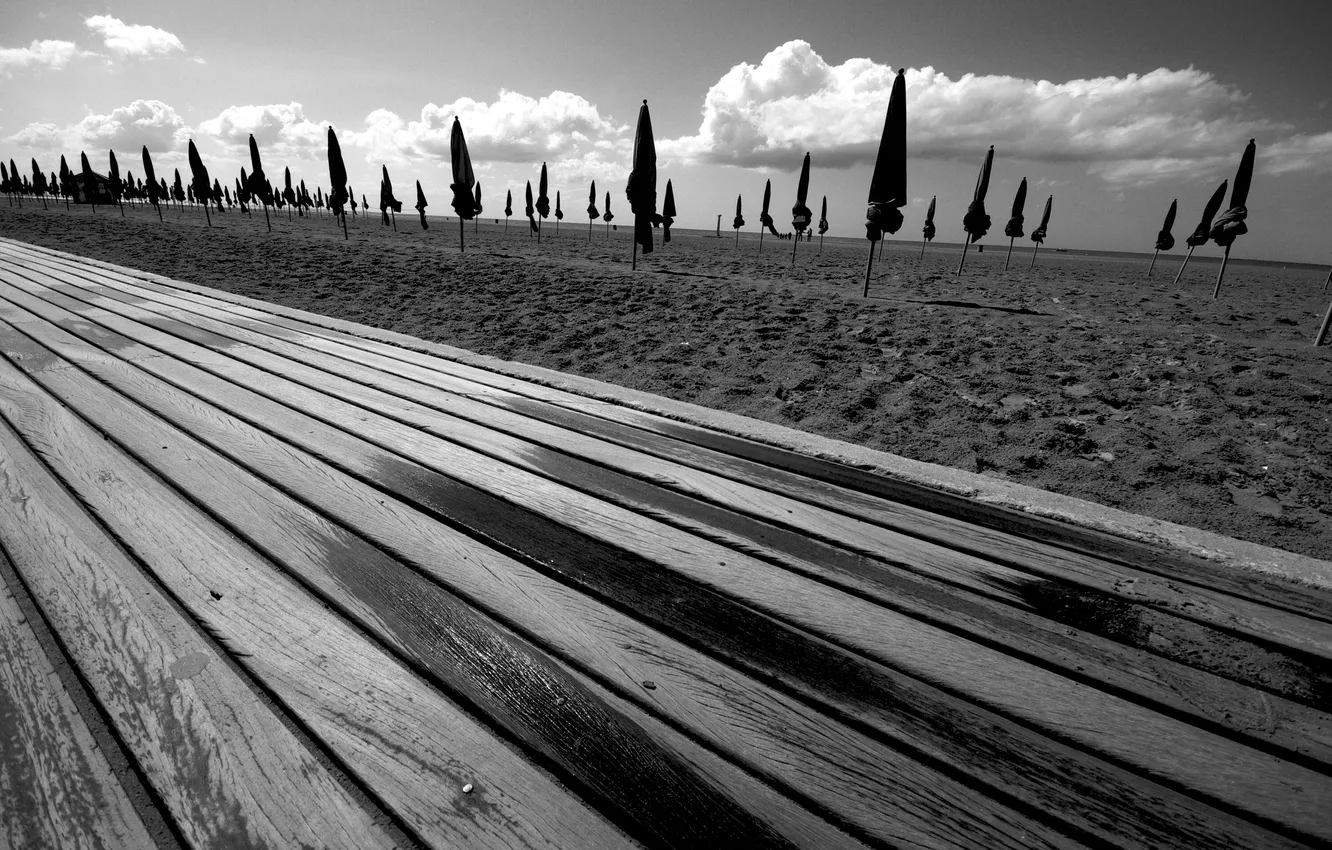 Фото обои песок, пляж, небо, фото, доски, ч/б, зонты