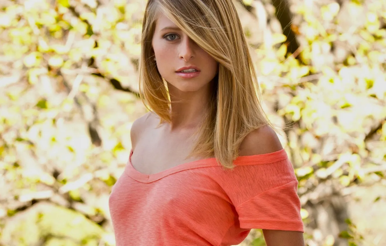 Фото обои cleavage, model, orange, lips, look, blonde, t-shirt, mouth