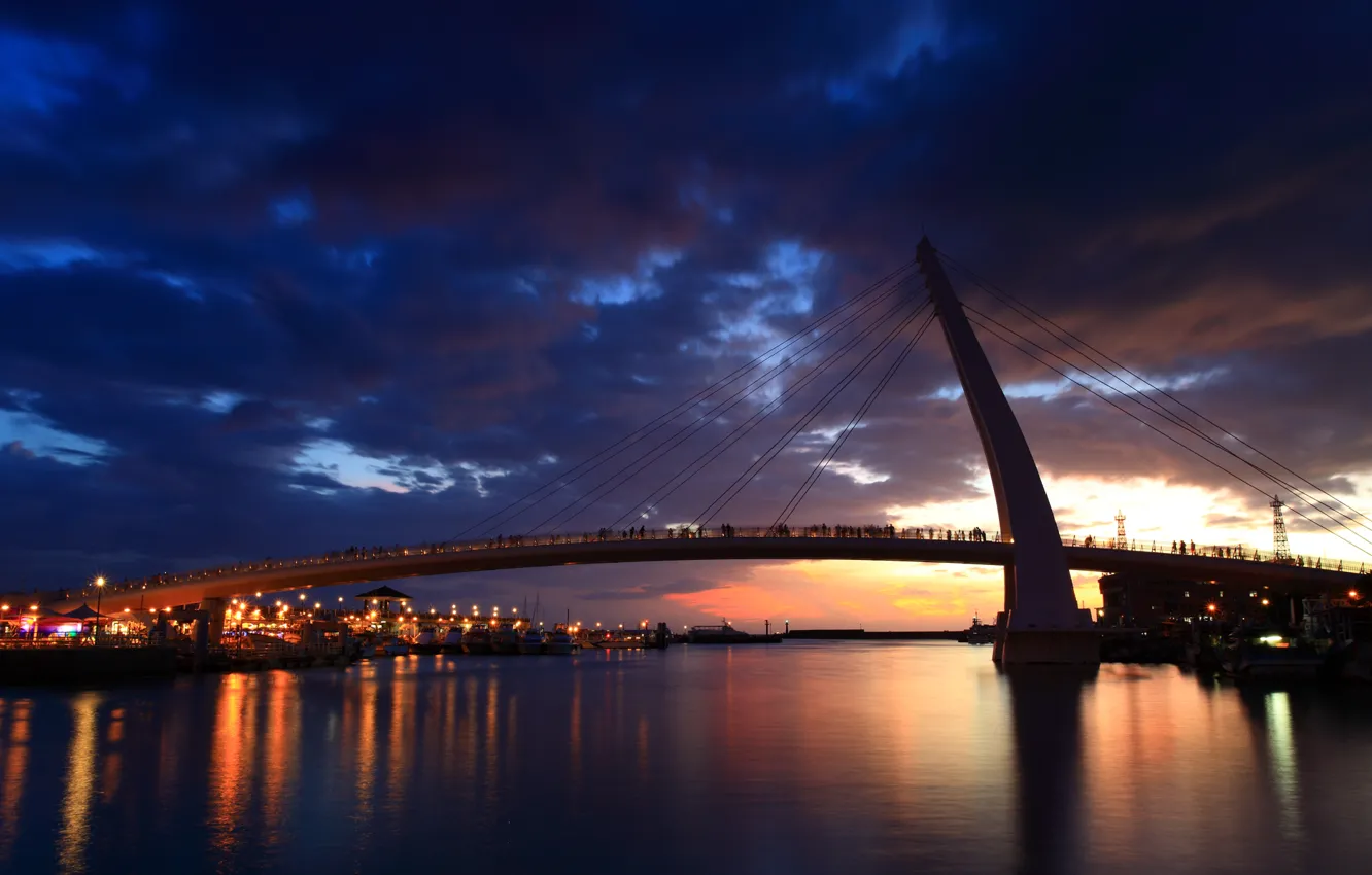 Фото обои ночь, мост, город, огни, река, люди, корабли, яхты
