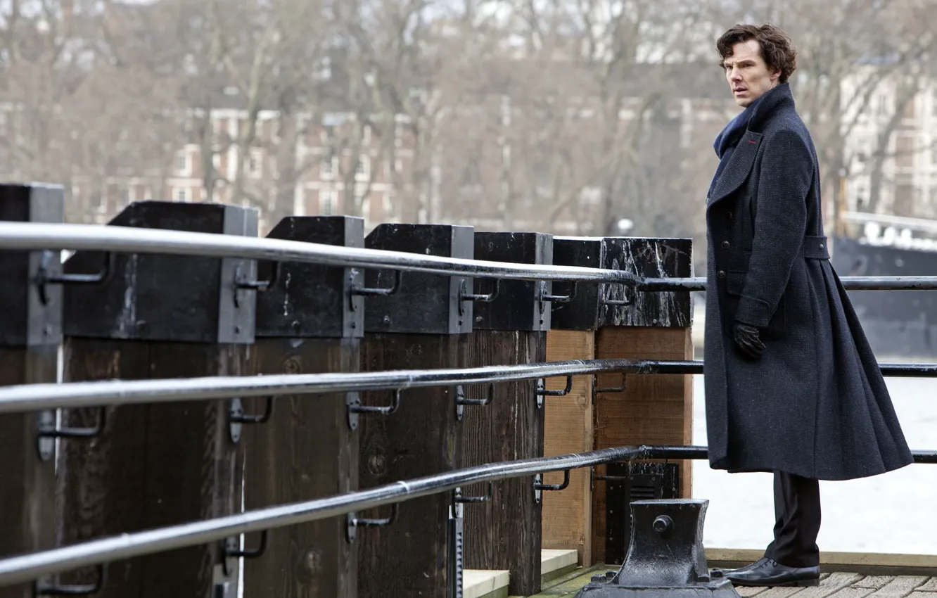 Фото обои мост, пальто, Бенедикт Камбербэтч, Benedict Cumberbatch, кадр из фильма, Sherlock, Sherlock BBC, Sherlock Holmes