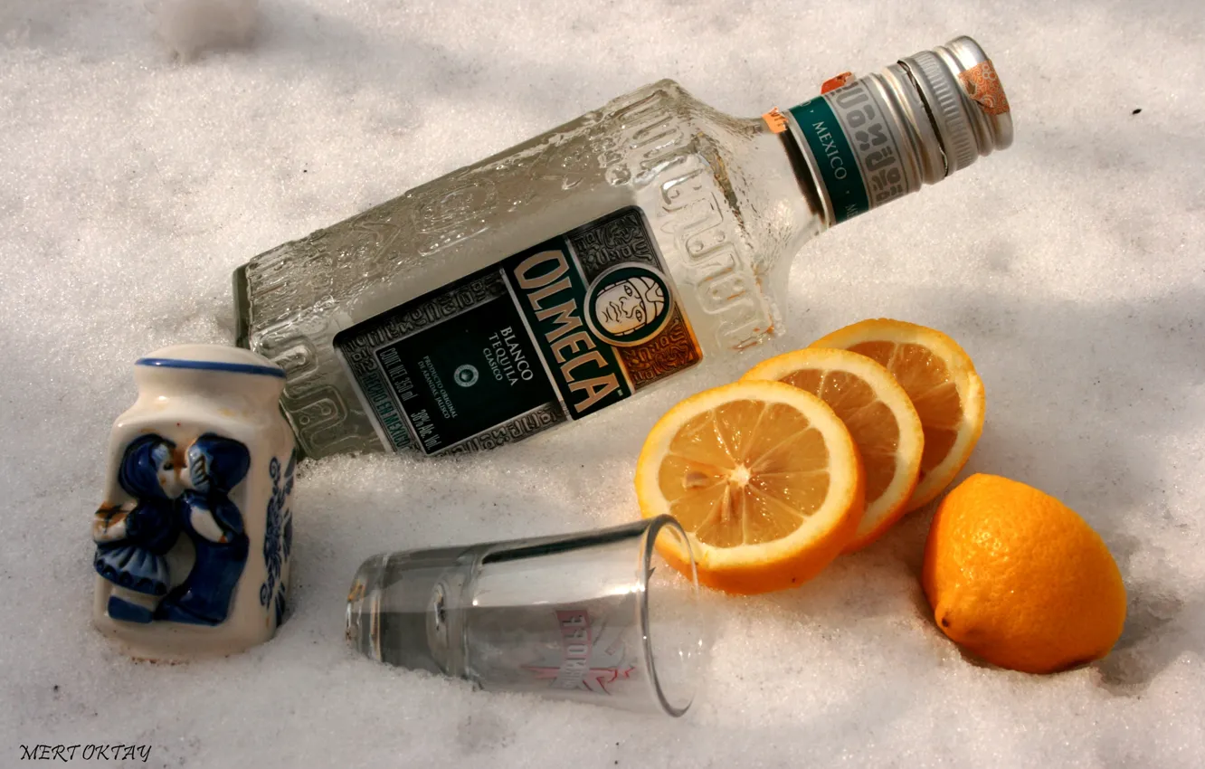 Фото обои лимон, бутылка, апельсин, рюмка, соль, текила.ольмеко
