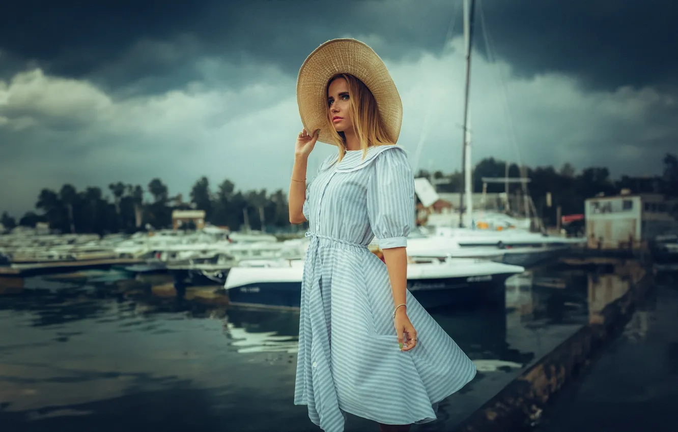 Фото обои девушка, поза, яхты, шляпа, платье, порт, блондинка, катера