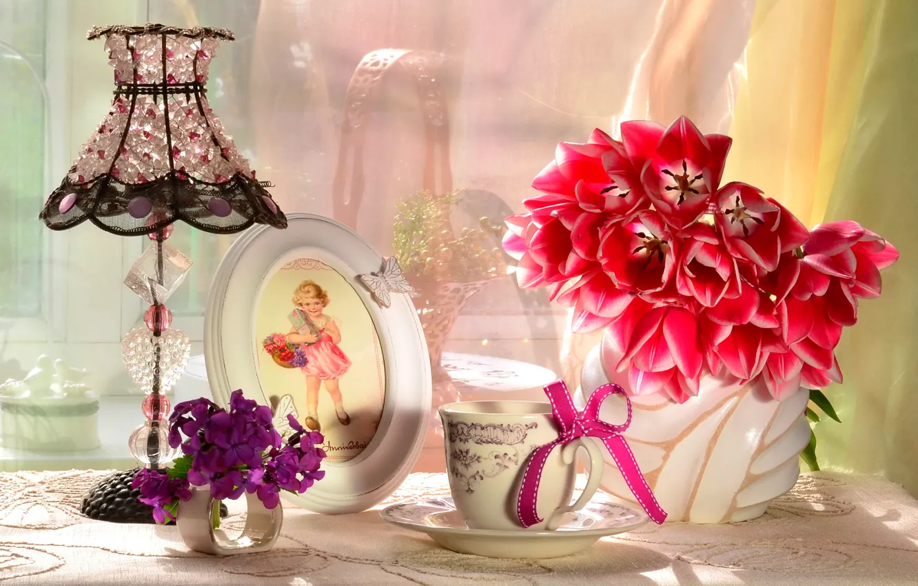 Фото обои цветы, лампа, букет, рамка, девочка, чашка, тюльпаны, бантик
