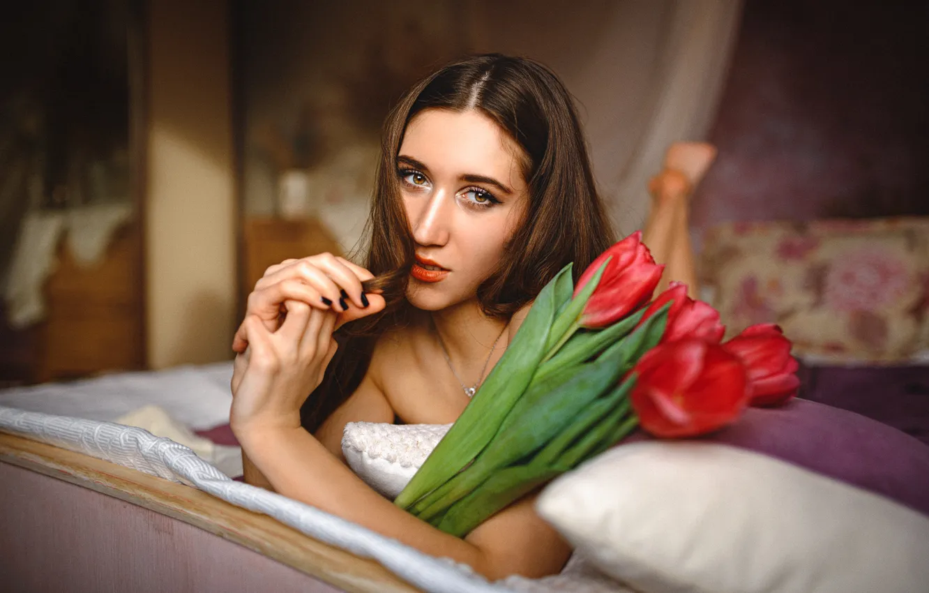 Фото обои взгляд, девушка, цветы, поза, руки, тюльпаны, длинные волосы, Яна