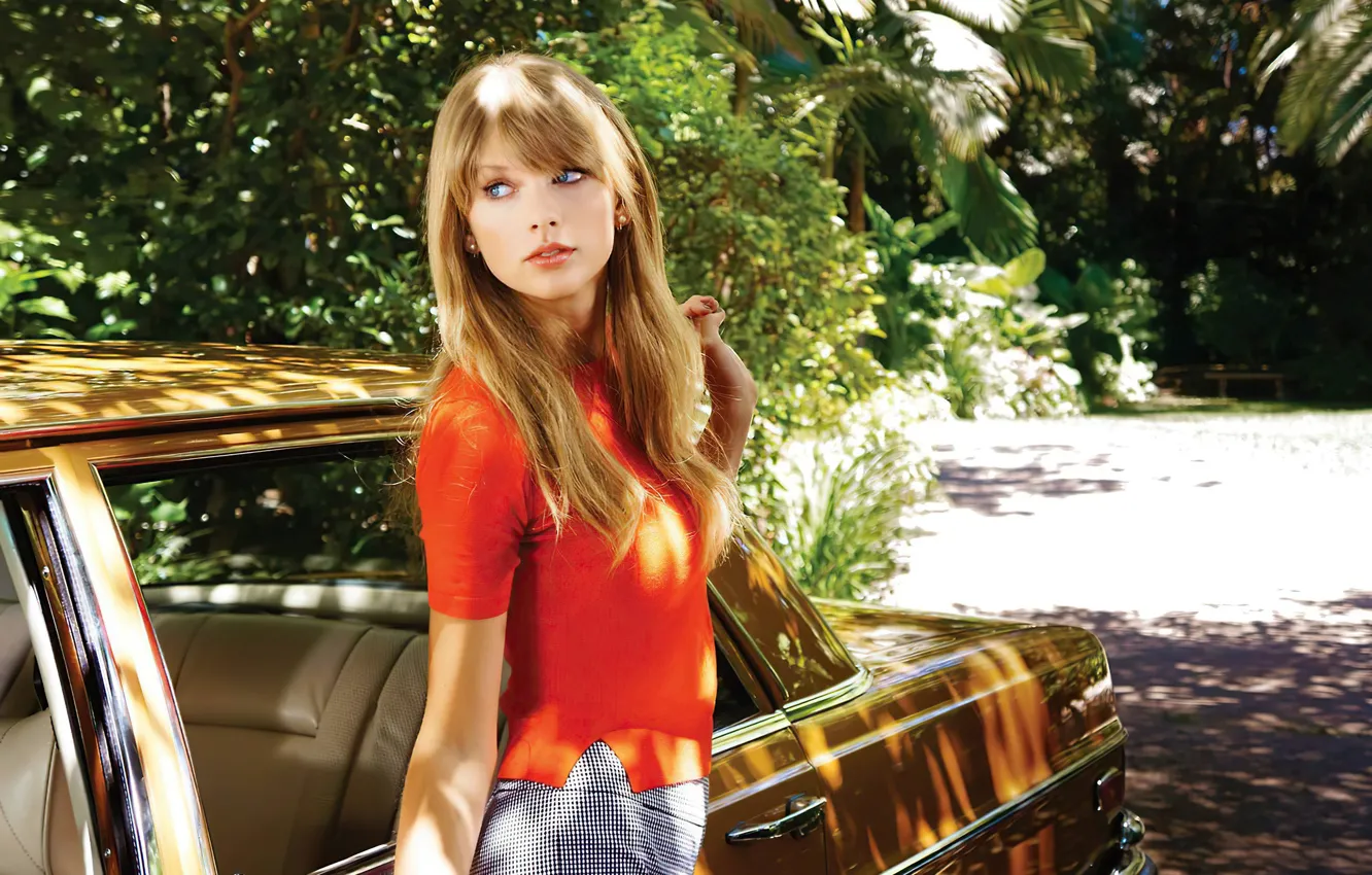 Фото обои авто, взгляд, девушка, красный, улица, блондинка, Taylor Swift, красивая