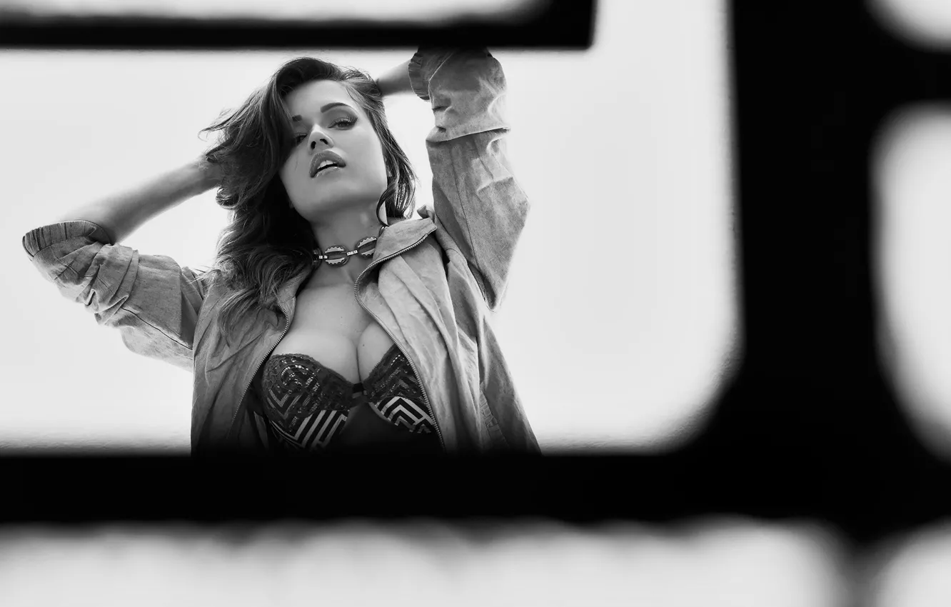 Фото обои blouse, woman, model, black and white, look, pose, Aryane Steinkopf, necklace