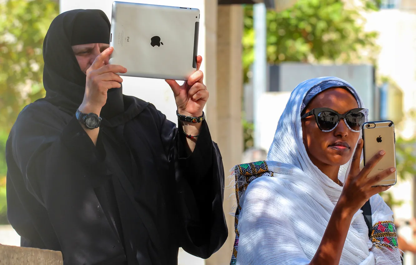 Фото обои Apple, iPhone, женщина, ситуация, мужчина, планшет, iPad, смартфон