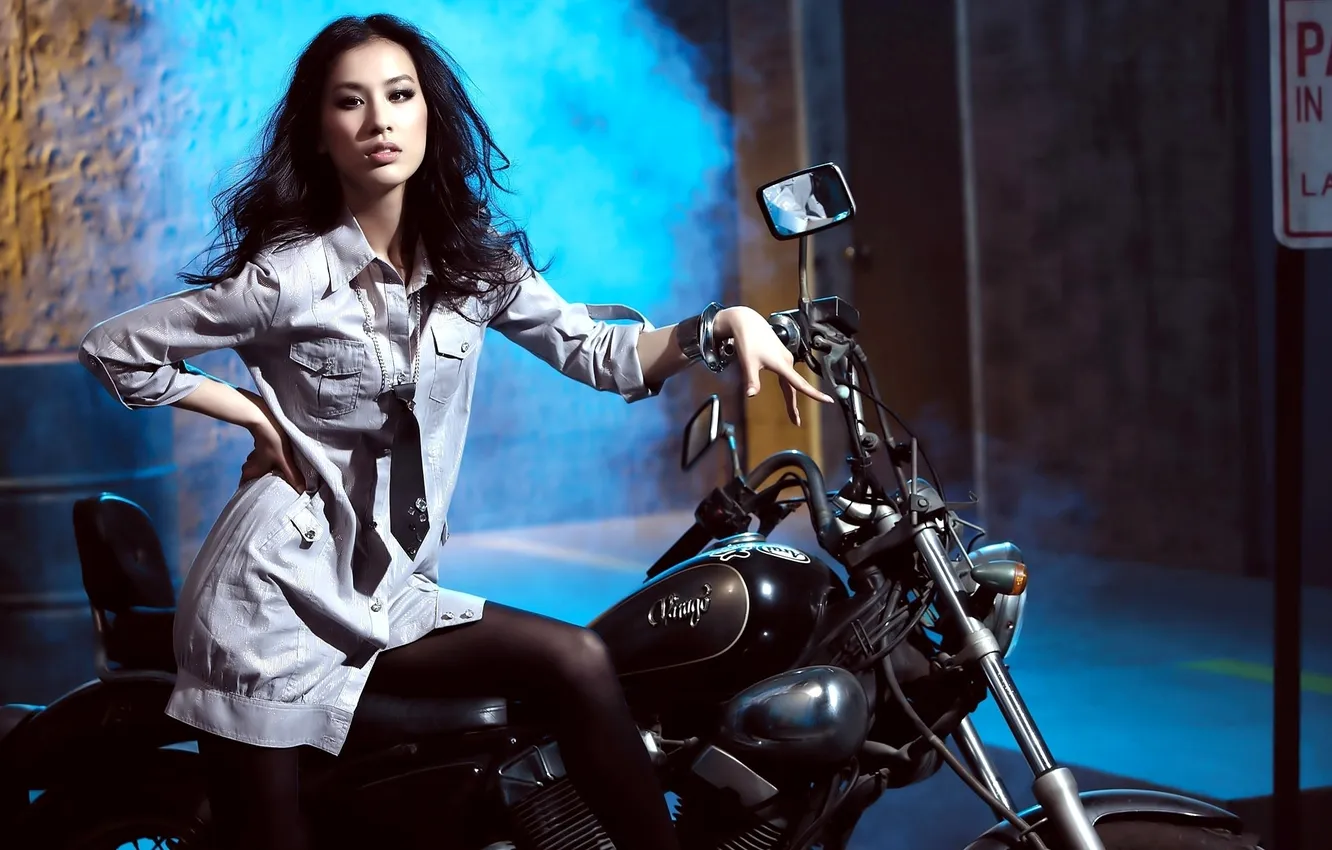 Фото обои дым, мотоцикл, галстук, рубашка, азиатка, зеркала