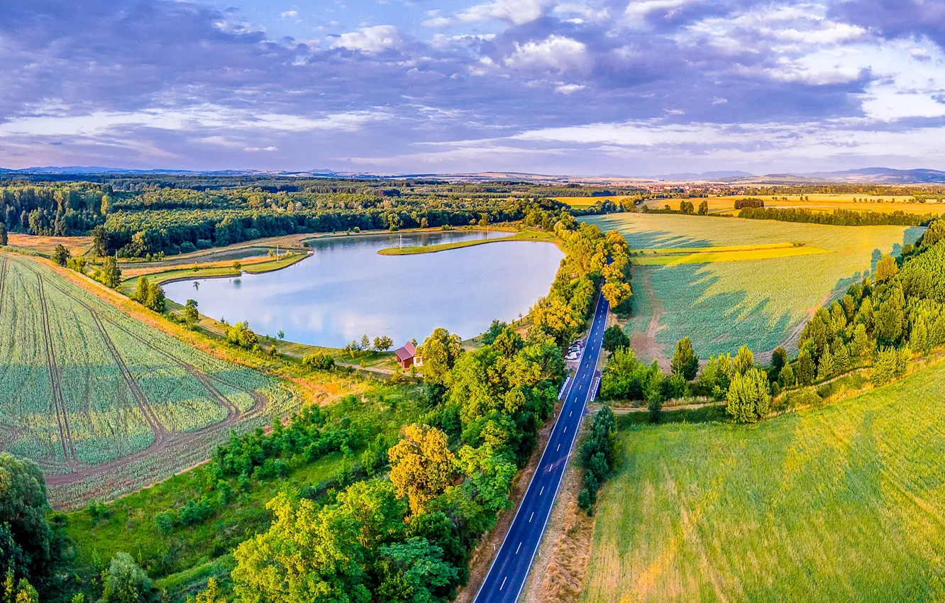 Фото обои дорога, зелень, солнце, деревья, озеро, поля, Чехия, панорама