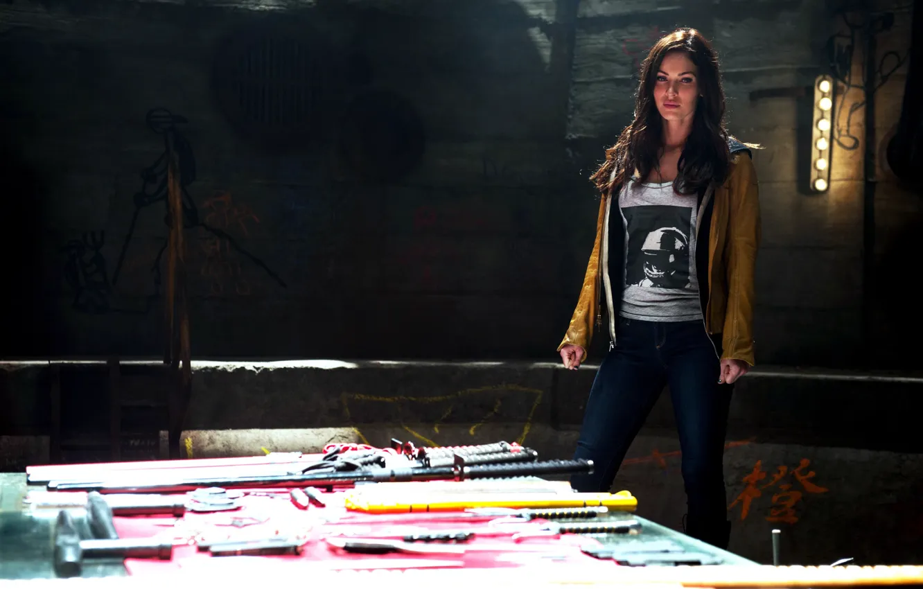 Фото обои Меган Фокс, Megan Fox, оружие, стол, джинсы, катана, брюнетка, мечи