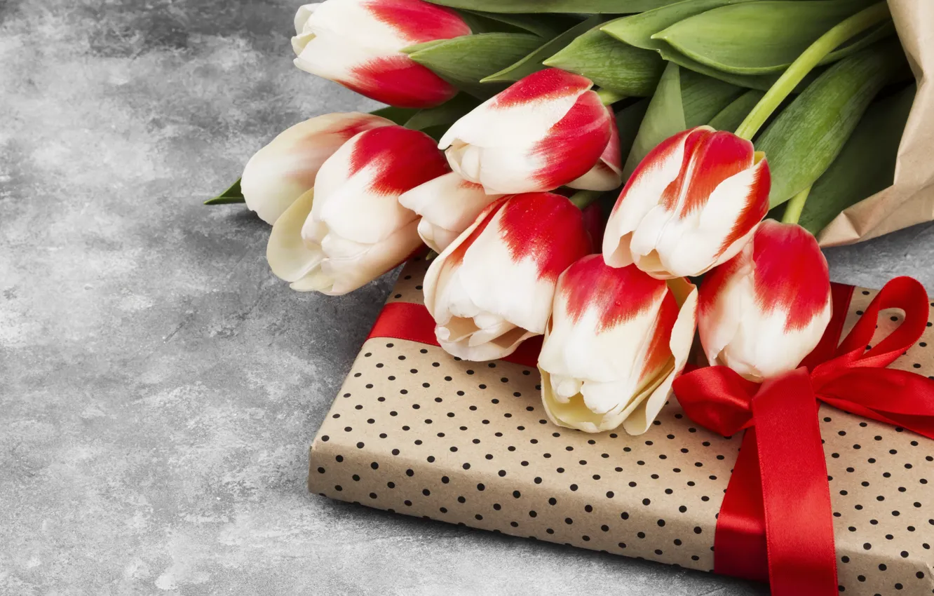 Фото обои подарок, букет, тюльпаны