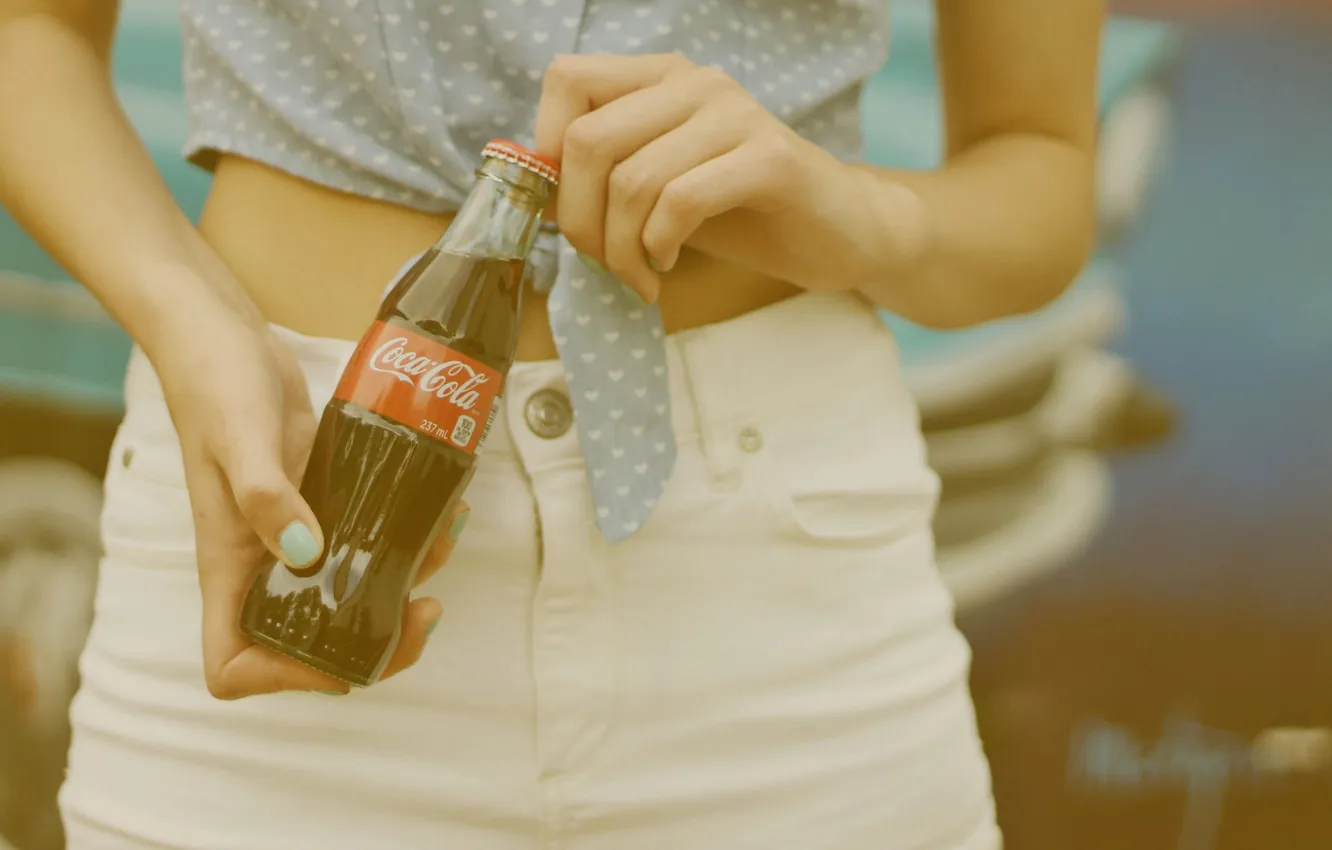 Фото обои бутылка, руки, пальцы, напиток, coca cola, лак, маникюр, кока кола