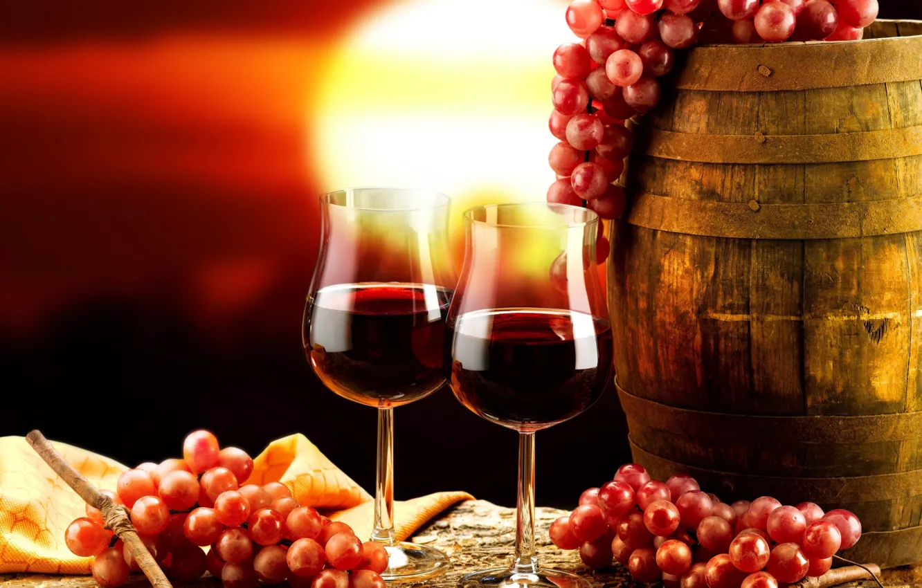 Фото обои фон, вино, бокалы, виноград, бочка, скатерть