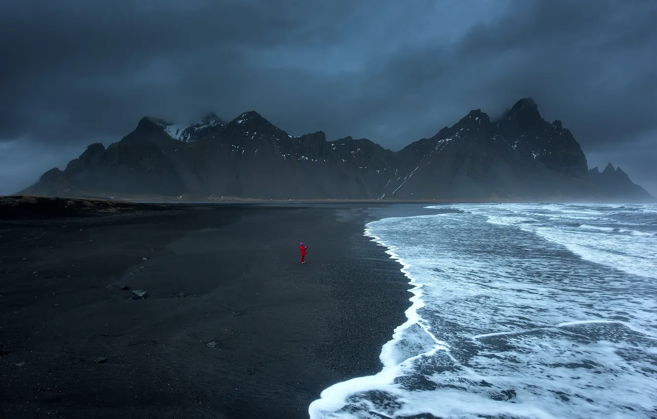 Фото обои пляж, небо, облака, горы, человек, Исландия, фьорд, мыс