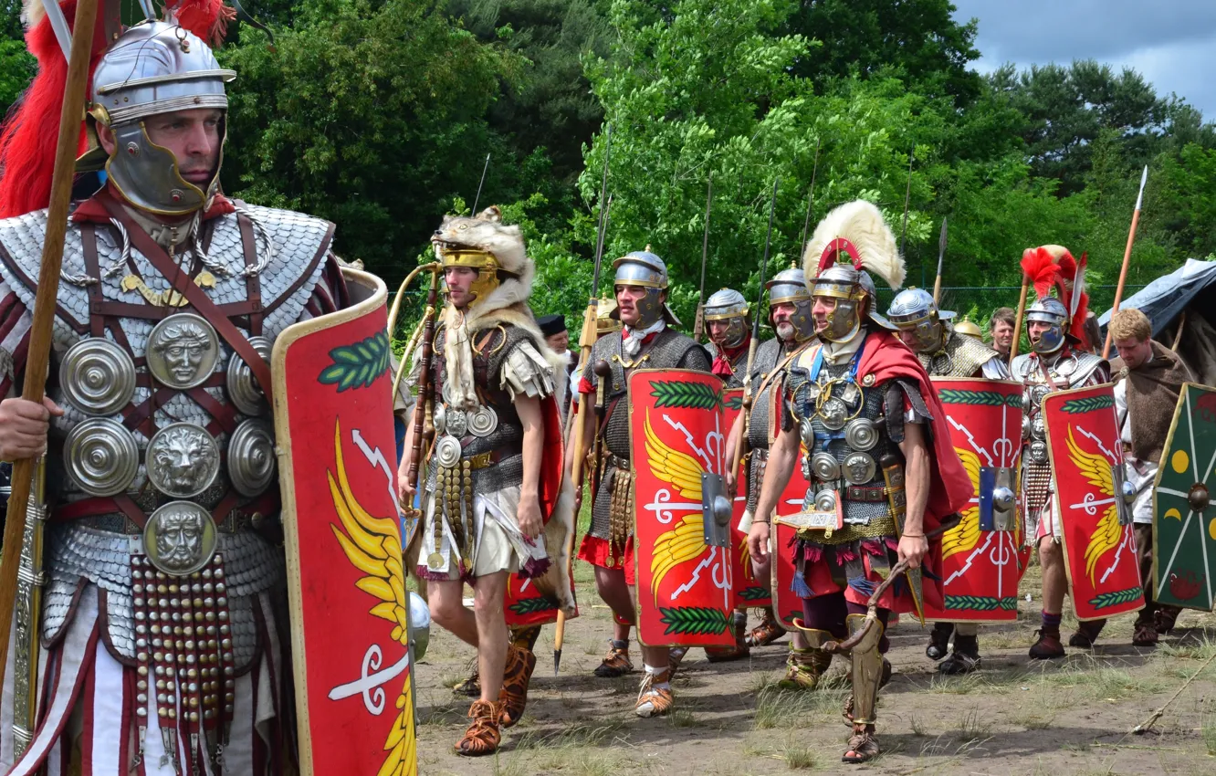 Фото обои обувь, доспехи, мечи, щиты, дротики, шлемы, римские легионеры, военно-историческая реконструкция