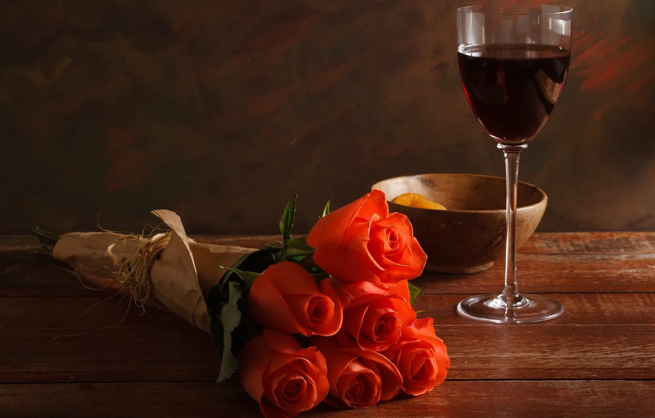 Фото обои стол, вино, красное, бокал, розы, букет, красные, курага