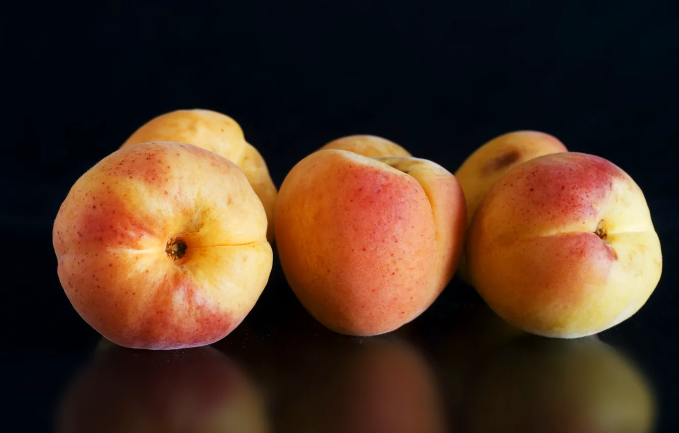 Фото обои отражение, фон, фрукты, абрикосы