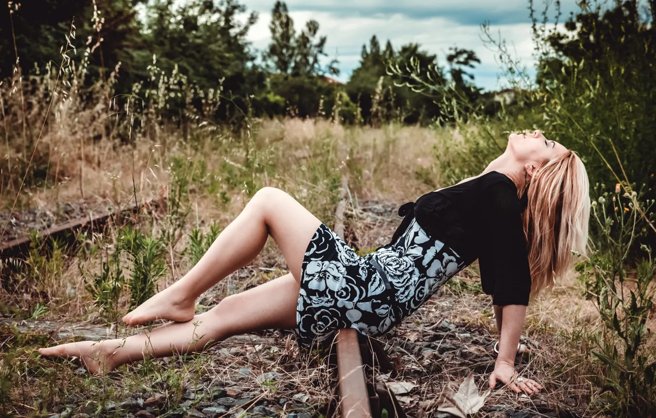 Фото обои девушка, поза, железная дорога