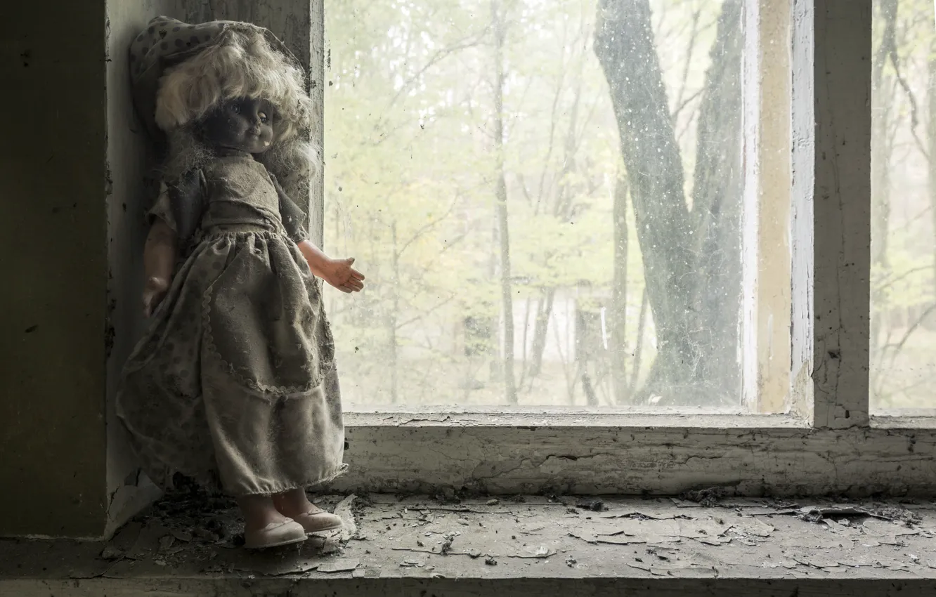 Фото обои кукла, окно, натурализм