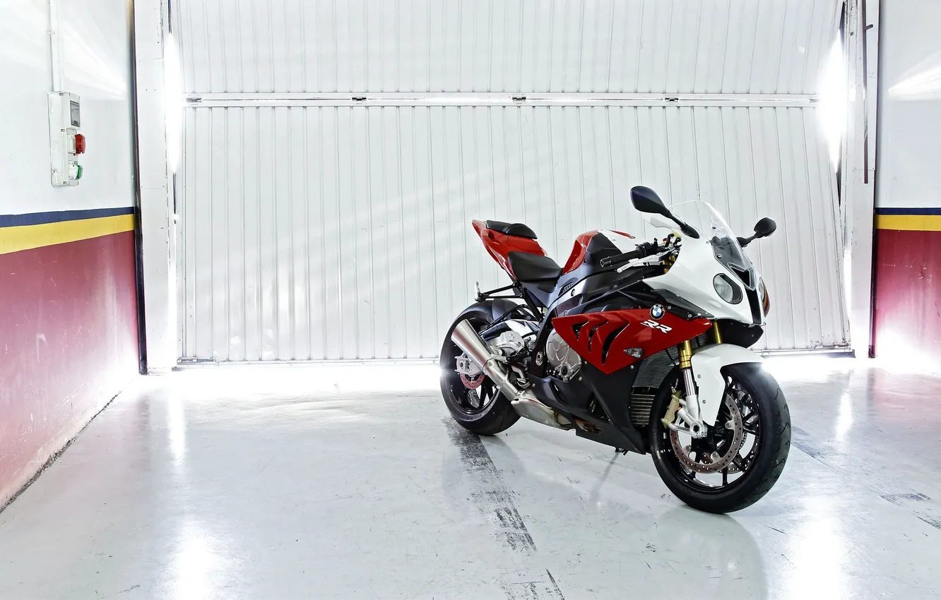 Фото обои гараж, ворота, BMW, 1000