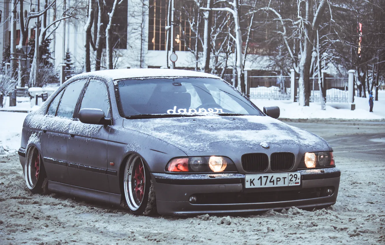 Фото обои Зима, Снег, BMW, БМВ, Фары, E39, Stance, Спереди