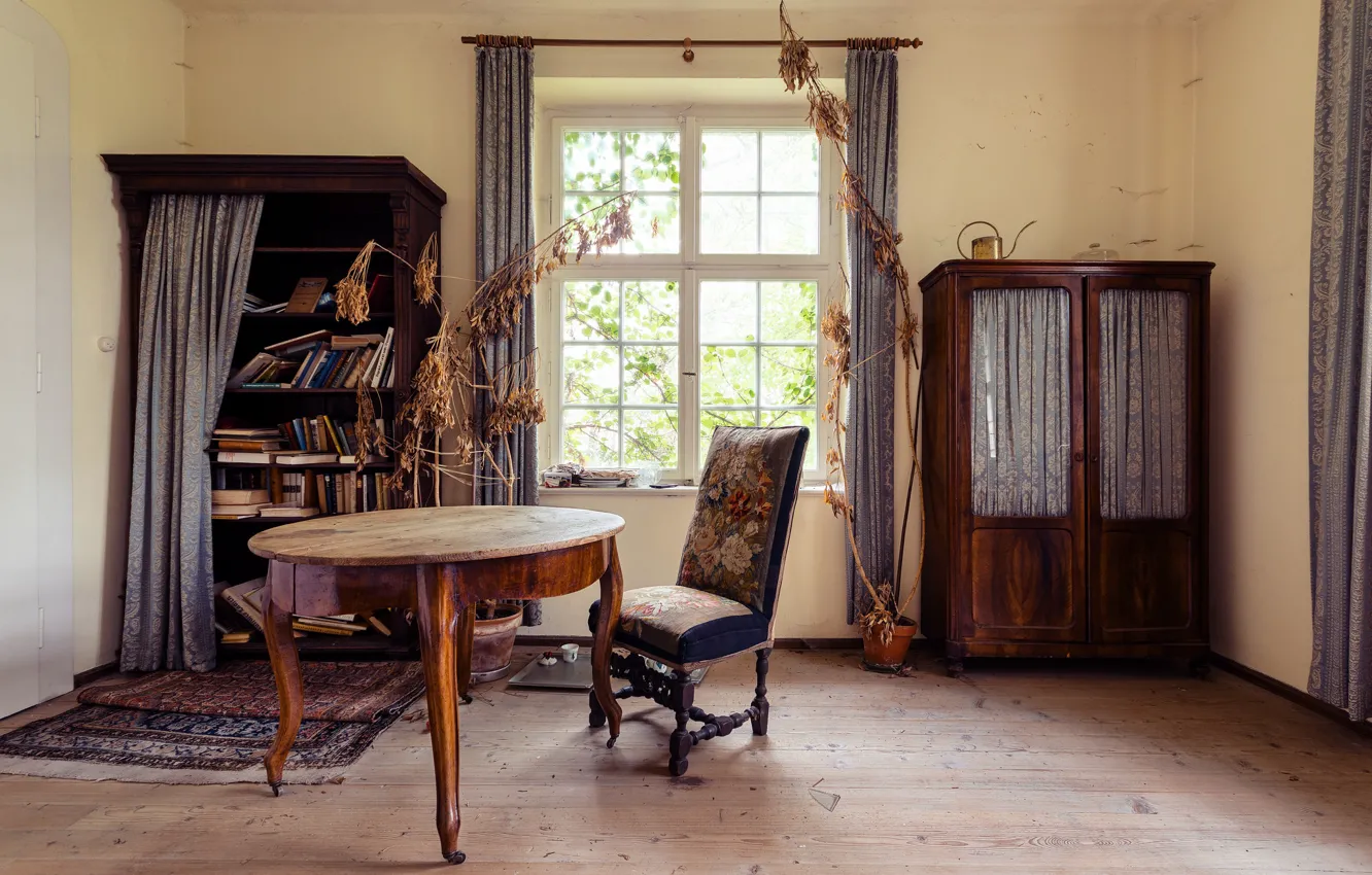 Фото обои стол, комната, книги, окна, кресло, занавес, солнечный свет