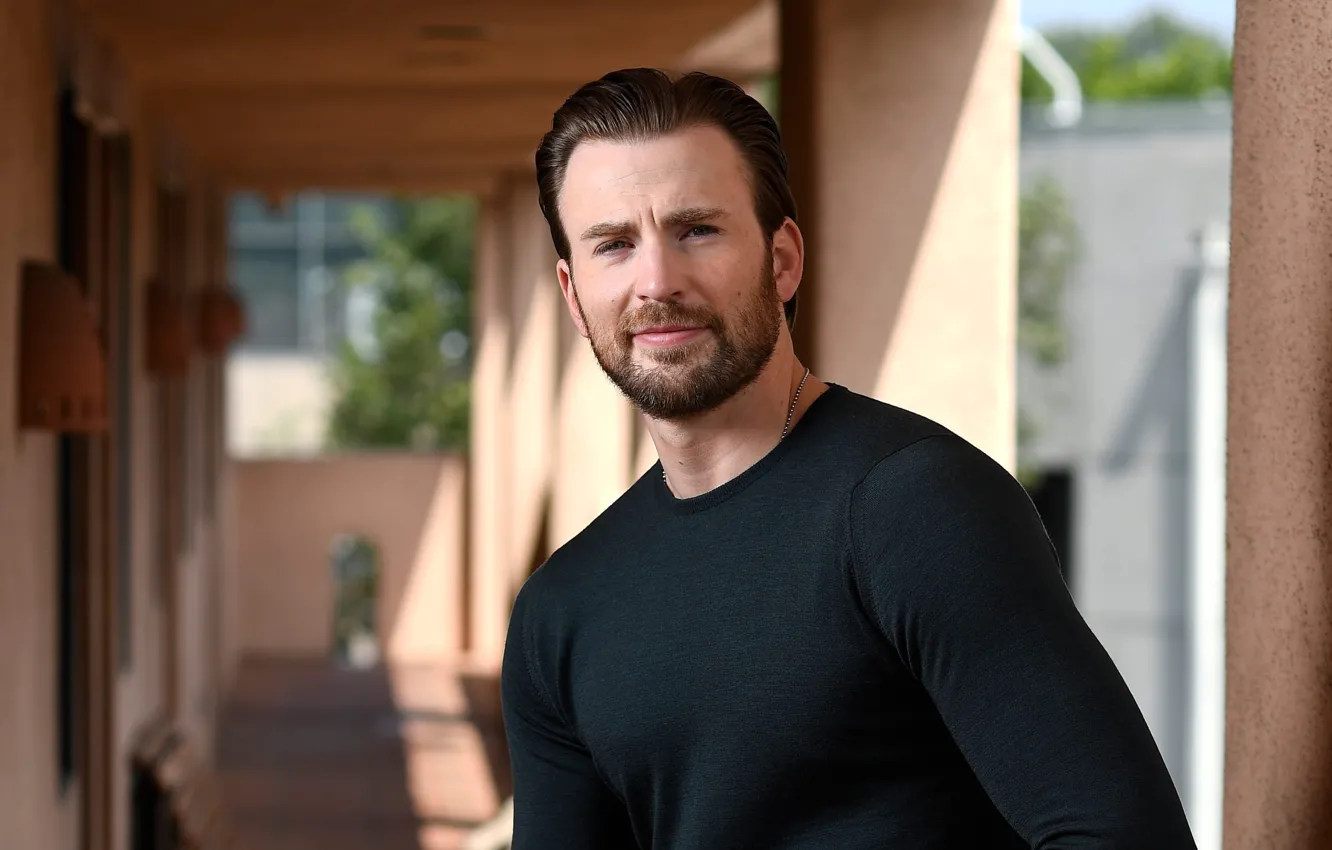 Фото обои взгляд, поза, улица, борода, актёр, Крис Эванс, Chris Evans