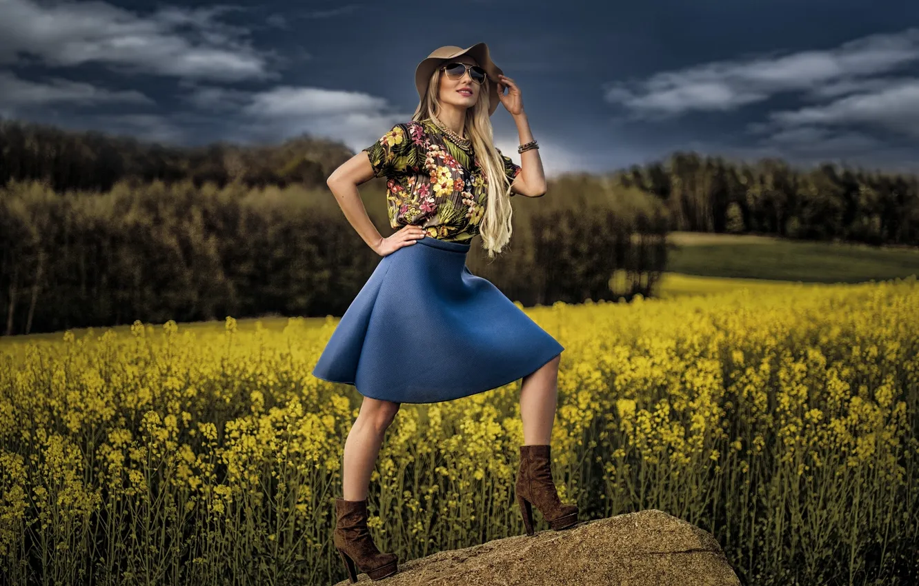 Фото обои поле, девушка, модель, камень, юбка, шляпа, очки, рапс