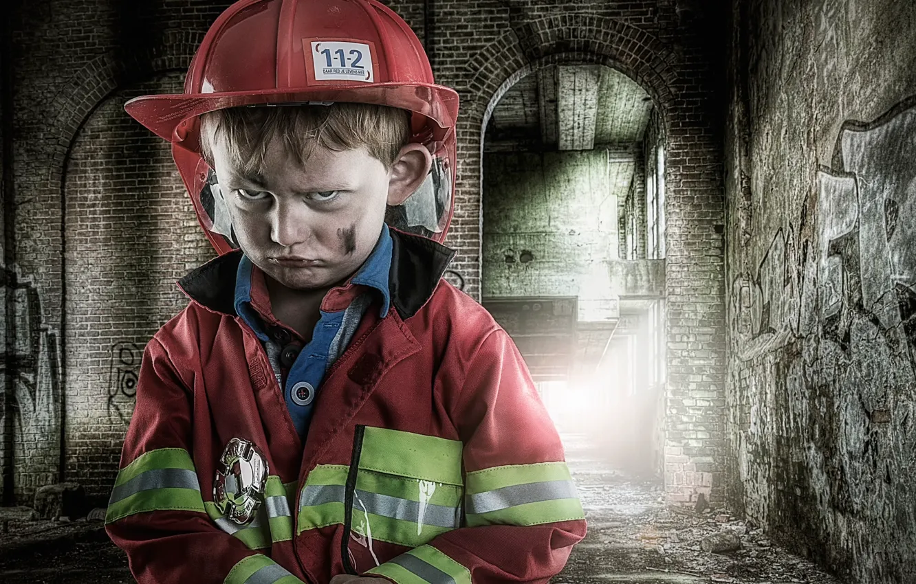 Фото обои портрет, мальчик, юный пожарник