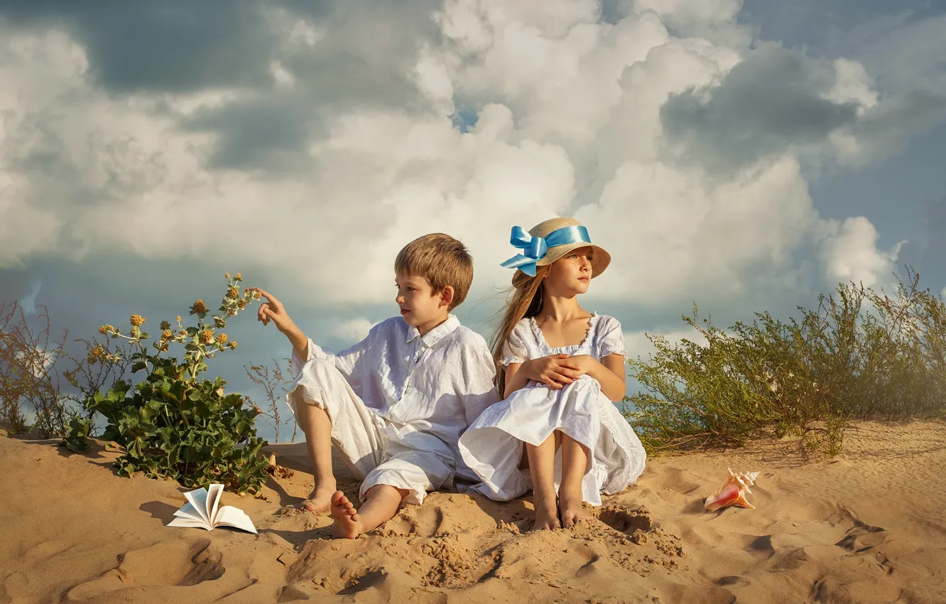Фото обои песок, лето, небо, облака, природа, дети, растительность, мальчик