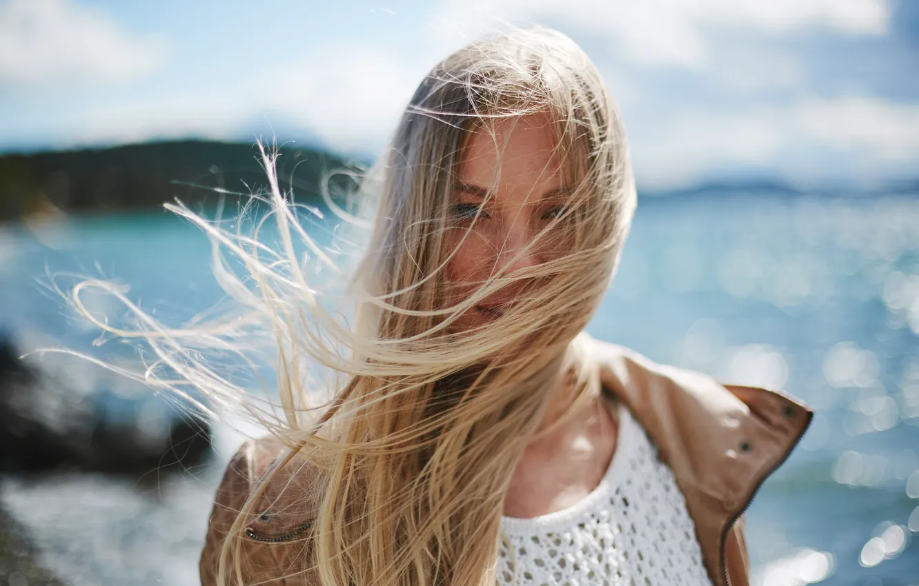 Фото обои море, девушка, ветер, волосы, портрет, боке