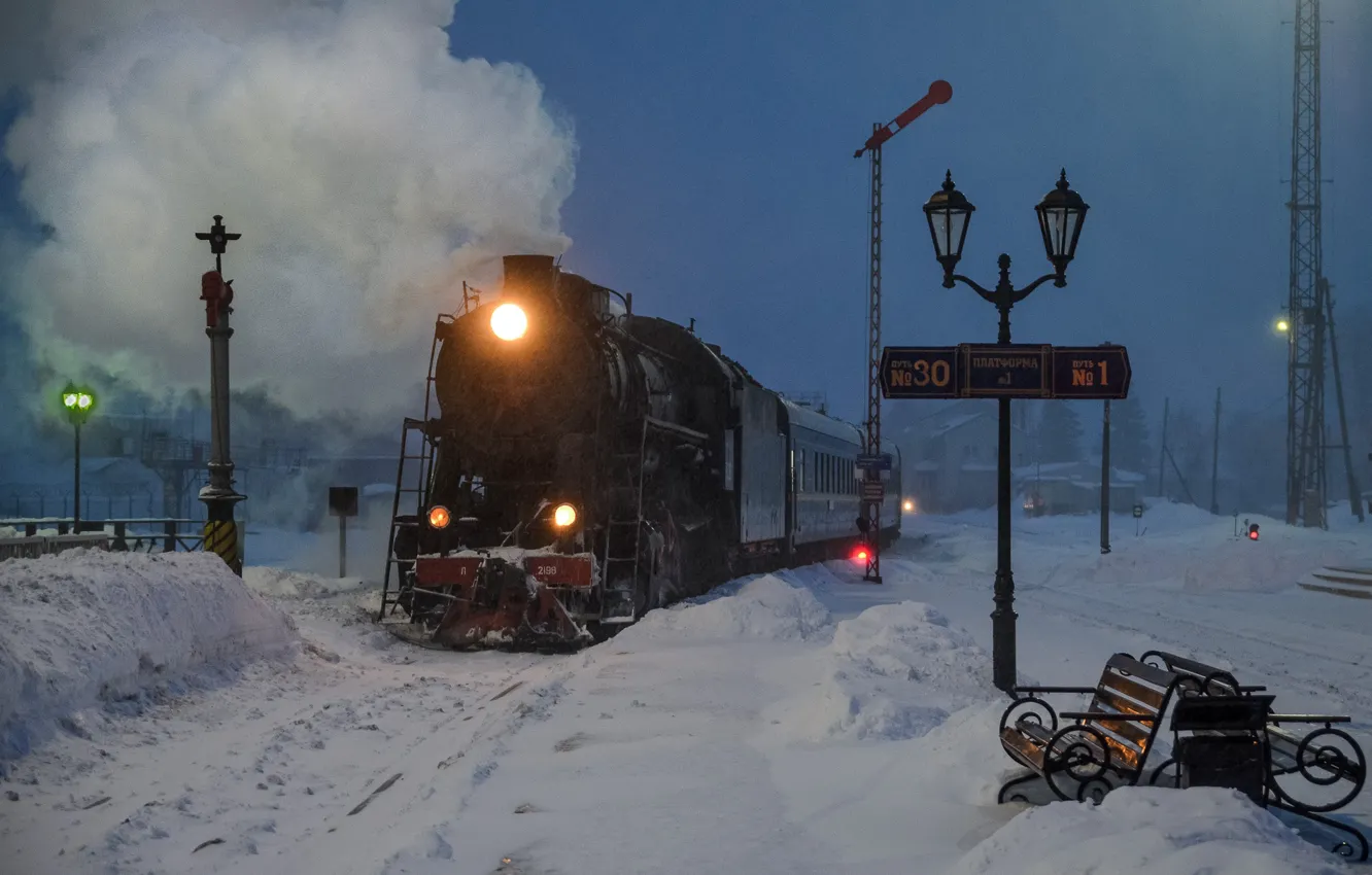 Фото обои зима, снег, ночь, паровоз, станция, фонари, скамейки, Карелия