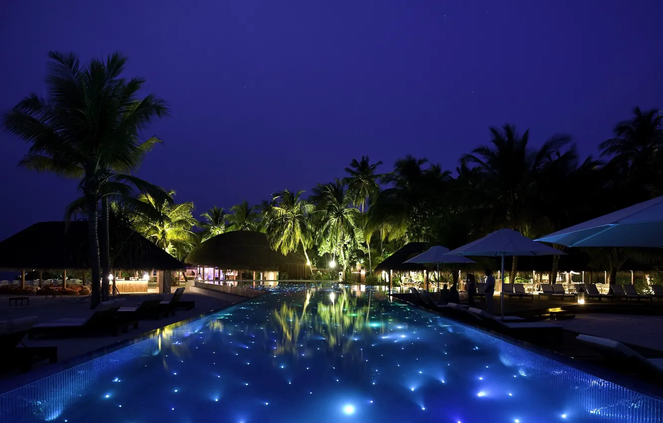 Фото обои ночь, тропики, бассейн, домики, мальдивы, pool, лежаки, пальмы.