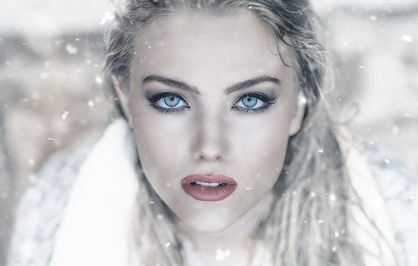 Фото обои girl, photo, photographer, blue eyes, snow, model, bokeh, lips