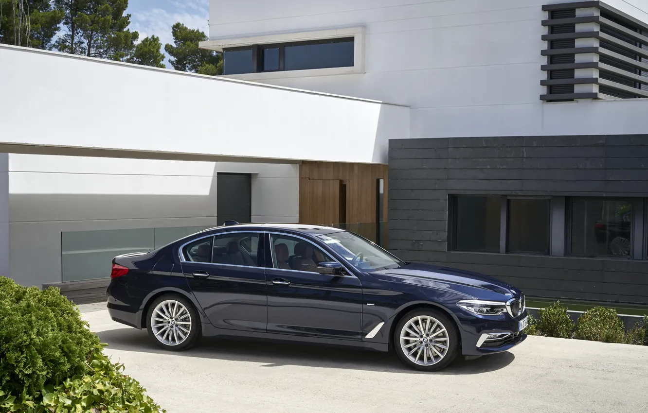 Фото обои дом, растительность, BMW, стоянка, седан, xDrive, 530d, Luxury Line