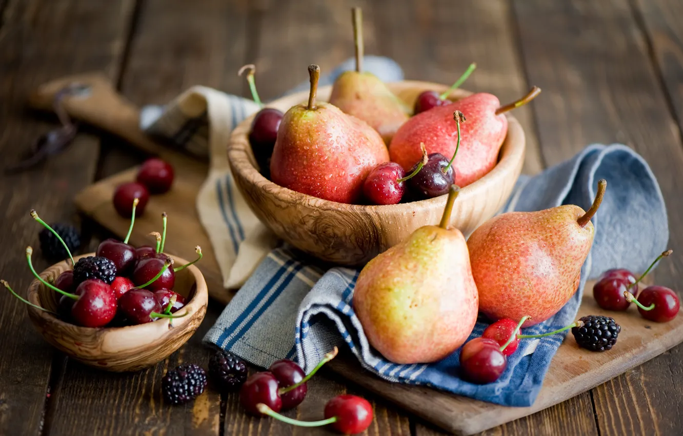 Фото обои ягоды, посуда, фрукты, груши, деревянная, ежевика, черешни, Anna Verdina