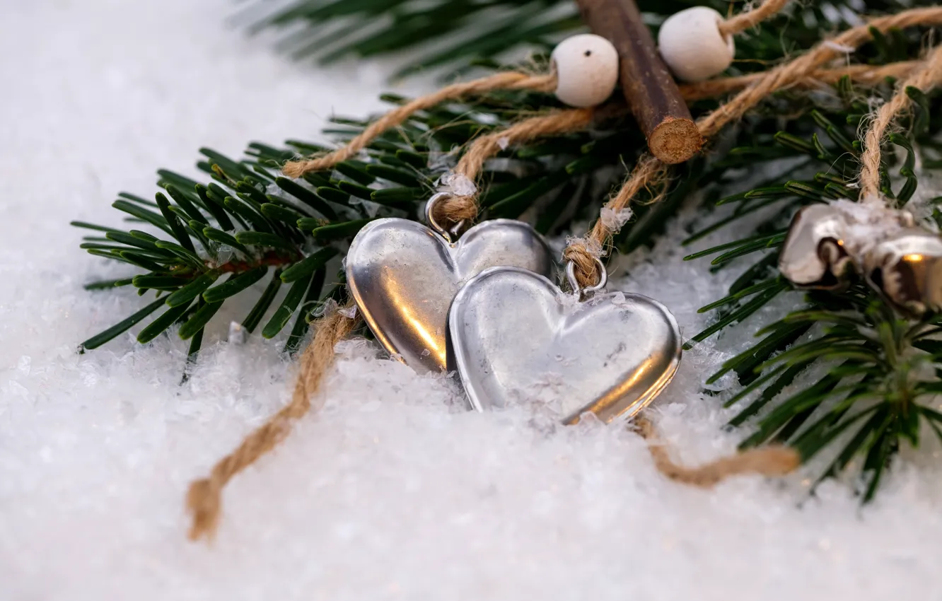 Фото обои зима, праздник, сердца, Рождество, сердечки, Новый год, хвоя, ёлочные игрушки