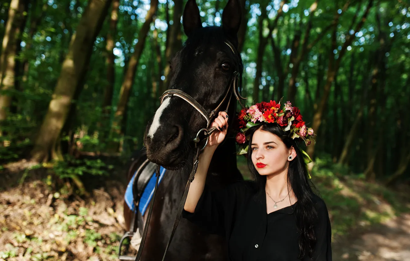 Фото обои вороны, портрет, взгляд, венок, цветы, черное платье, конь, в черном