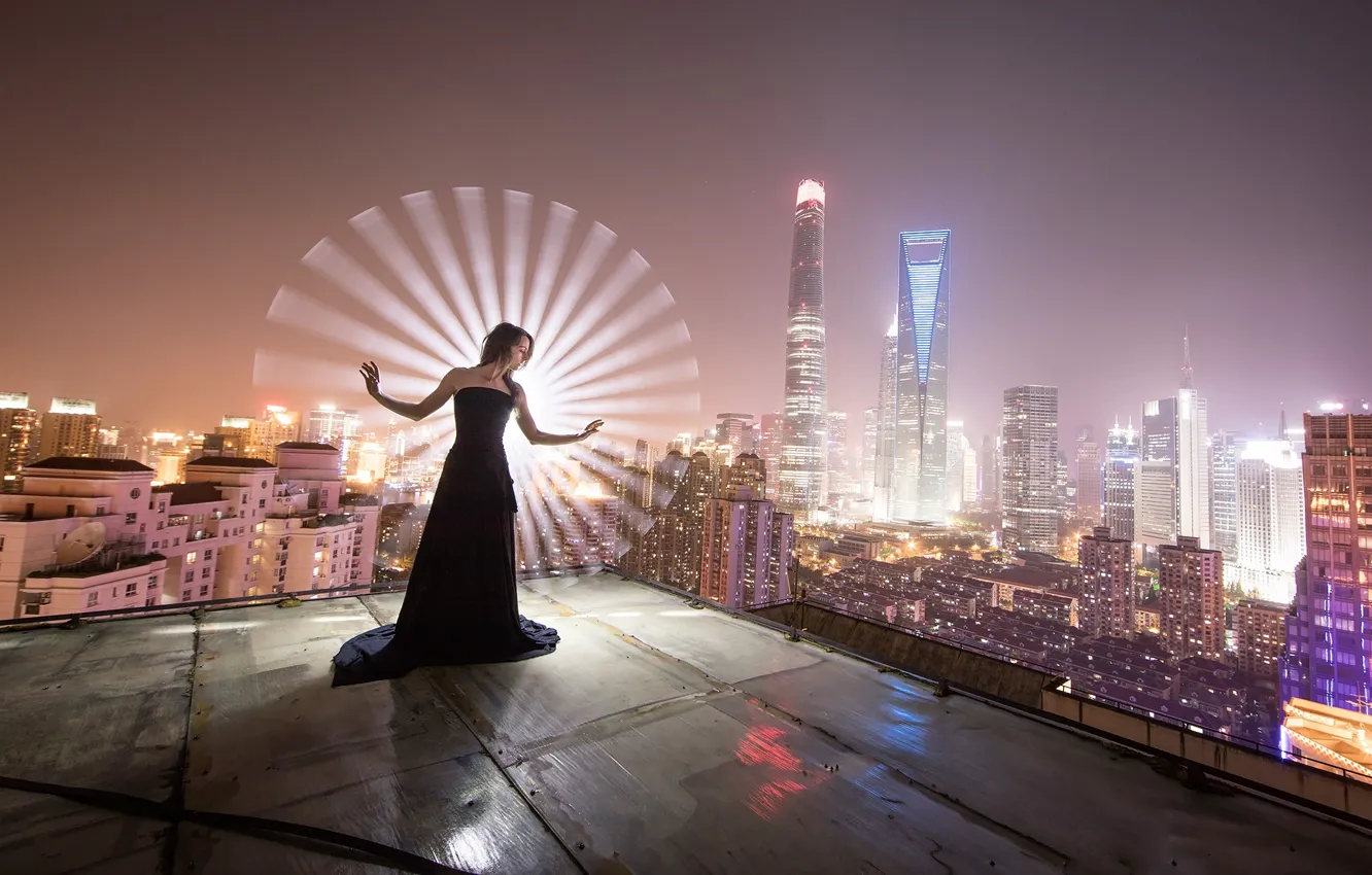 Фото обои крыша, девушка, поза, платье, Шанхай, ночной город