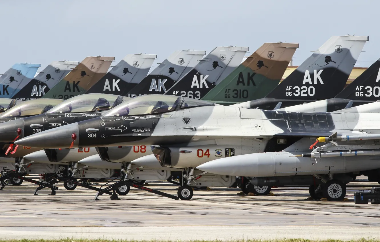 Фото обои истребители, аэродром, F-16, Fighting Falcon