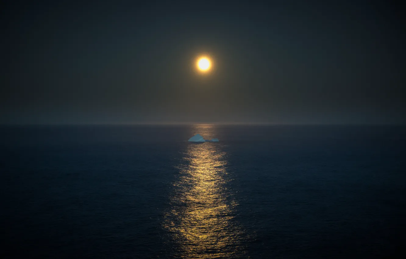 Фото обои море, свет, отражение, зеркало, айсберг, горизонт, серое небо, полная луна