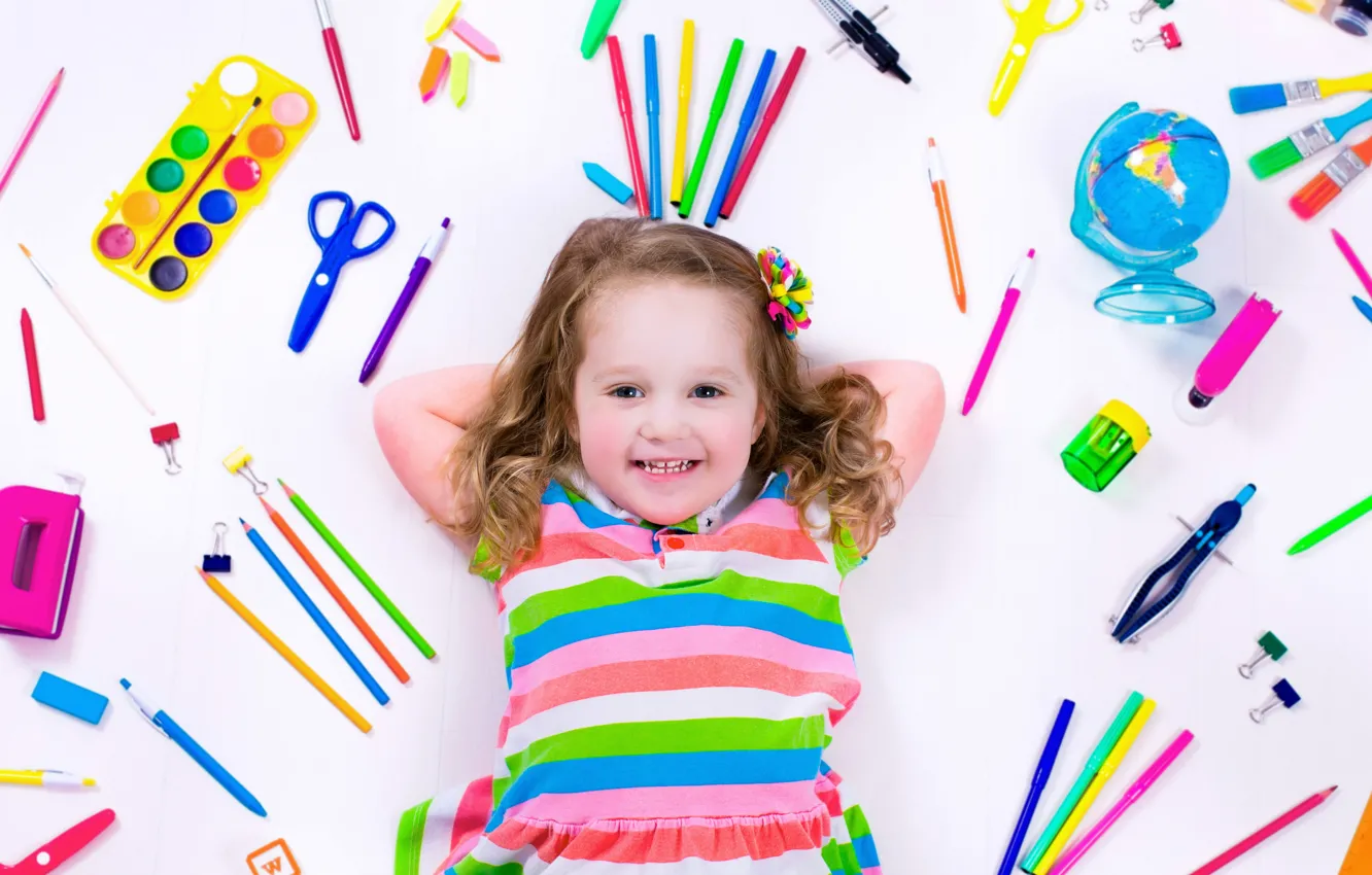 Фото обои радость, улыбка, фон, ребенок, карандаши, colorful, девочка, ручки