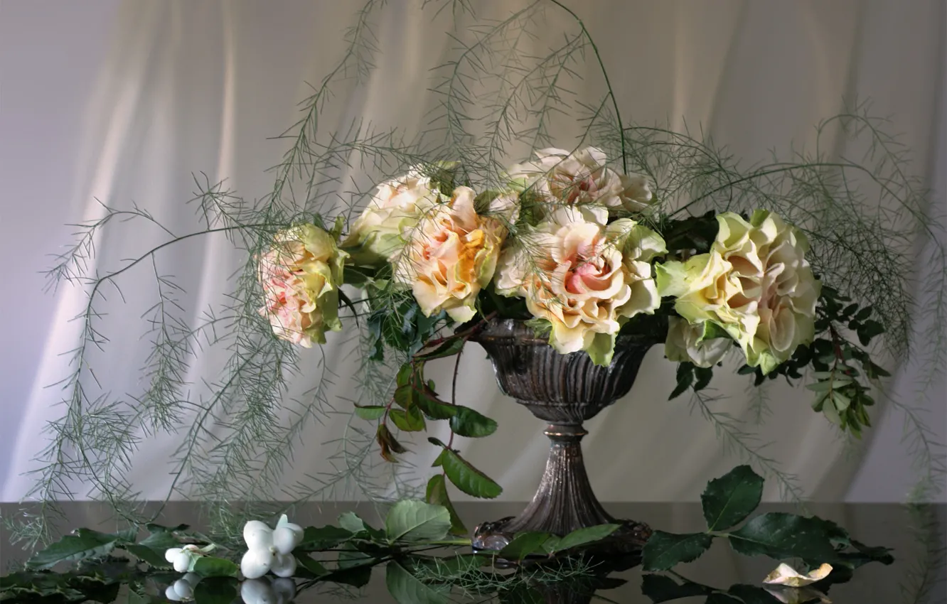 Фото обои цветы, стол, розы, ваза, занавеска