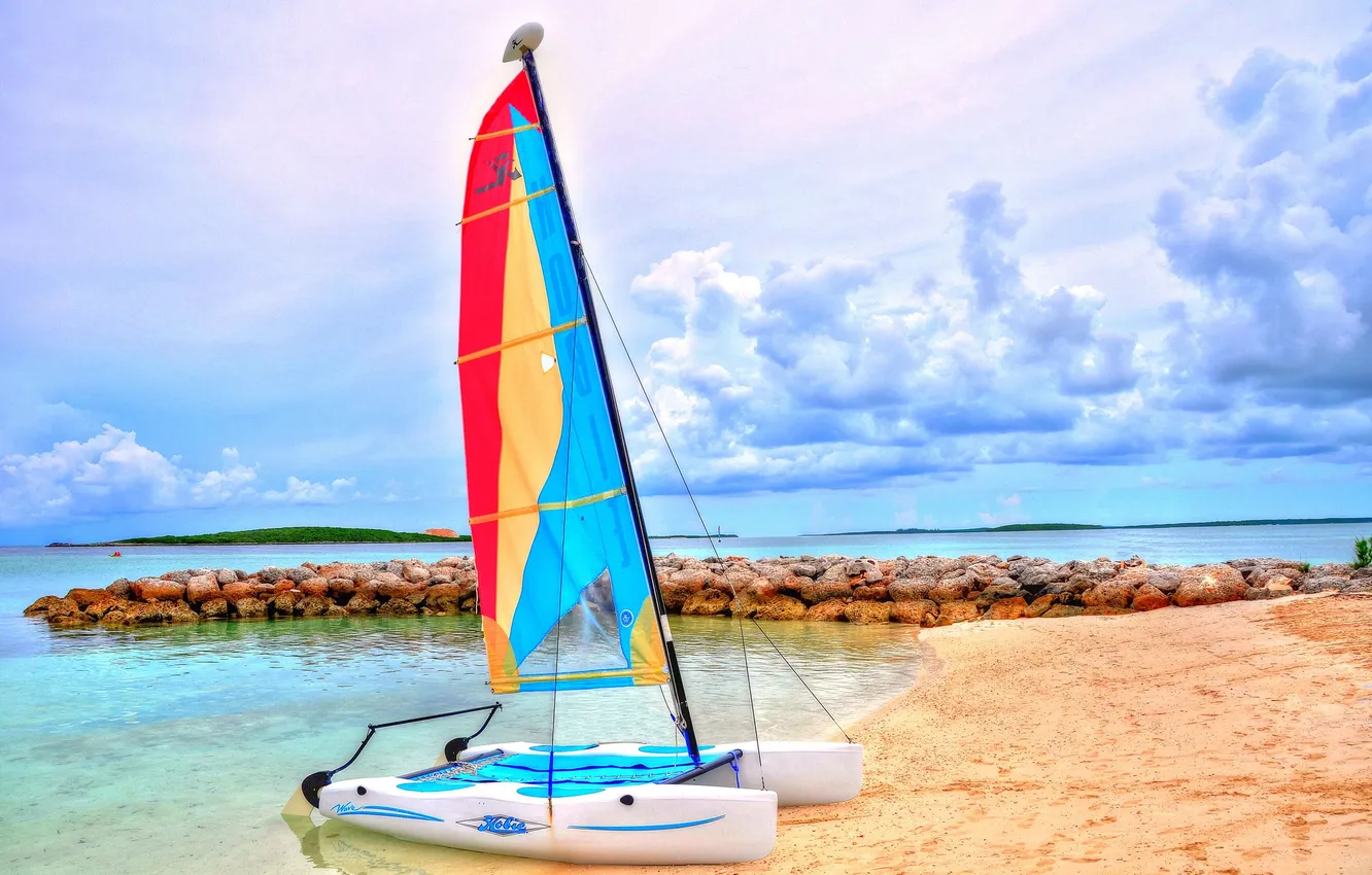 Фото обои море, небо, облака, лодка, остров, парус, катамаран