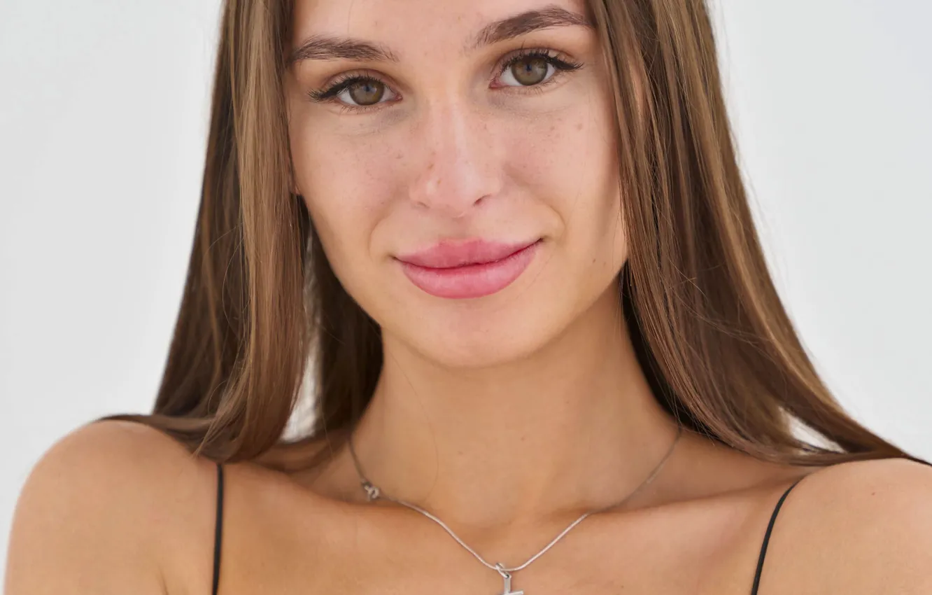 Фото обои eyes, brown, cross, model, hair, necklace, mouth, pendant