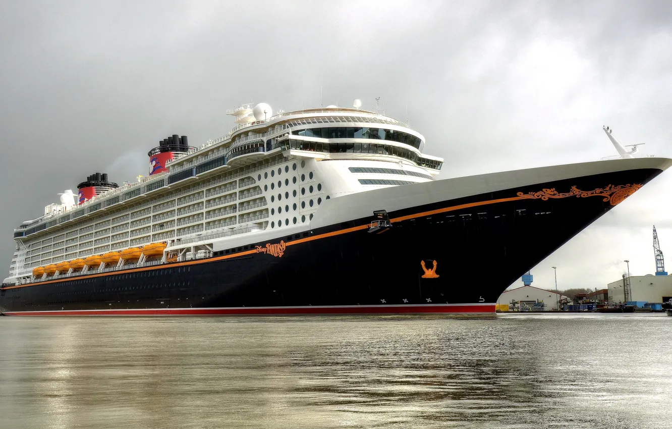 Обои небо, тучи, корабль, бухта, кран, причал, нос, порт на телефон и ...