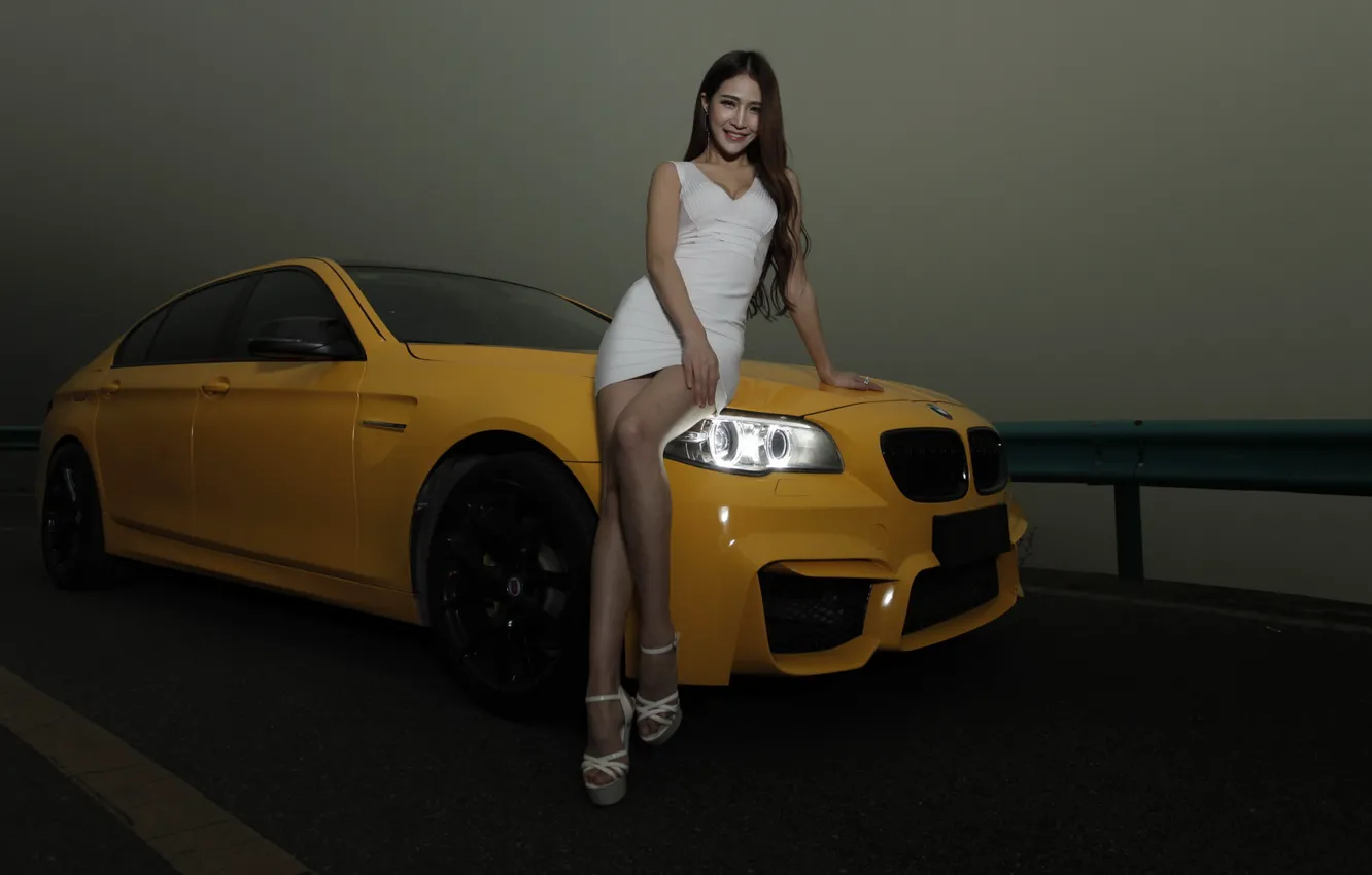 Фото обои взгляд, улыбка, Девушки, BMW, азиатка, красивая девушка, желтый авто