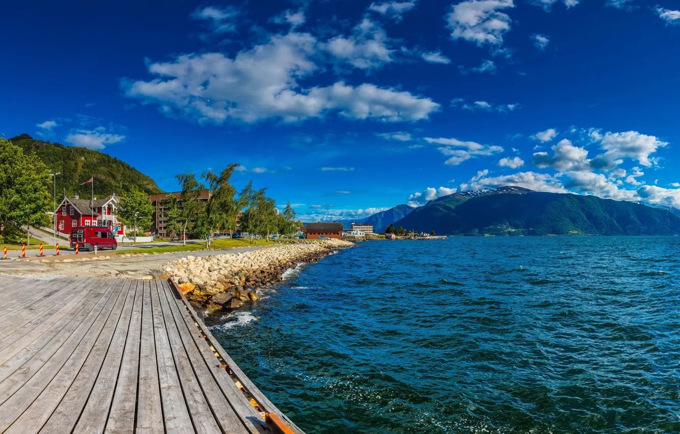 Фото обои лес, небо, солнце, облака, деревья, горы, камни, берег