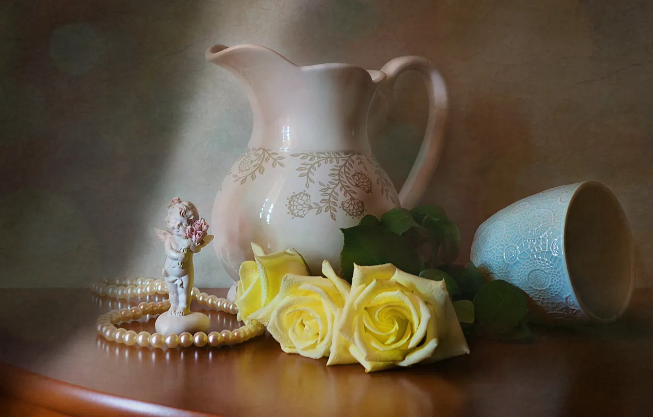 Фото обои цветы, стол, розы, ангел, посуда, жемчуг, бусы, статуэтка